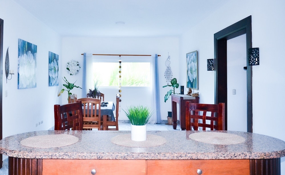 2 Minutes Walk to Beach Huge 3 bdrm Condo with Pool
