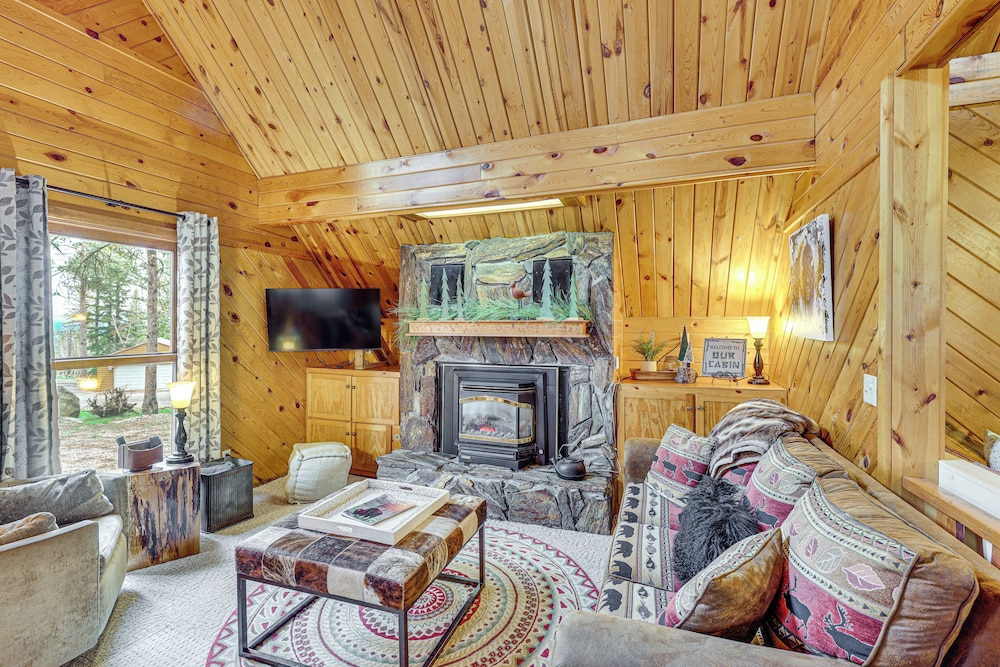 Hot Tub + Arcade Table: Spacious Retreat in Lead