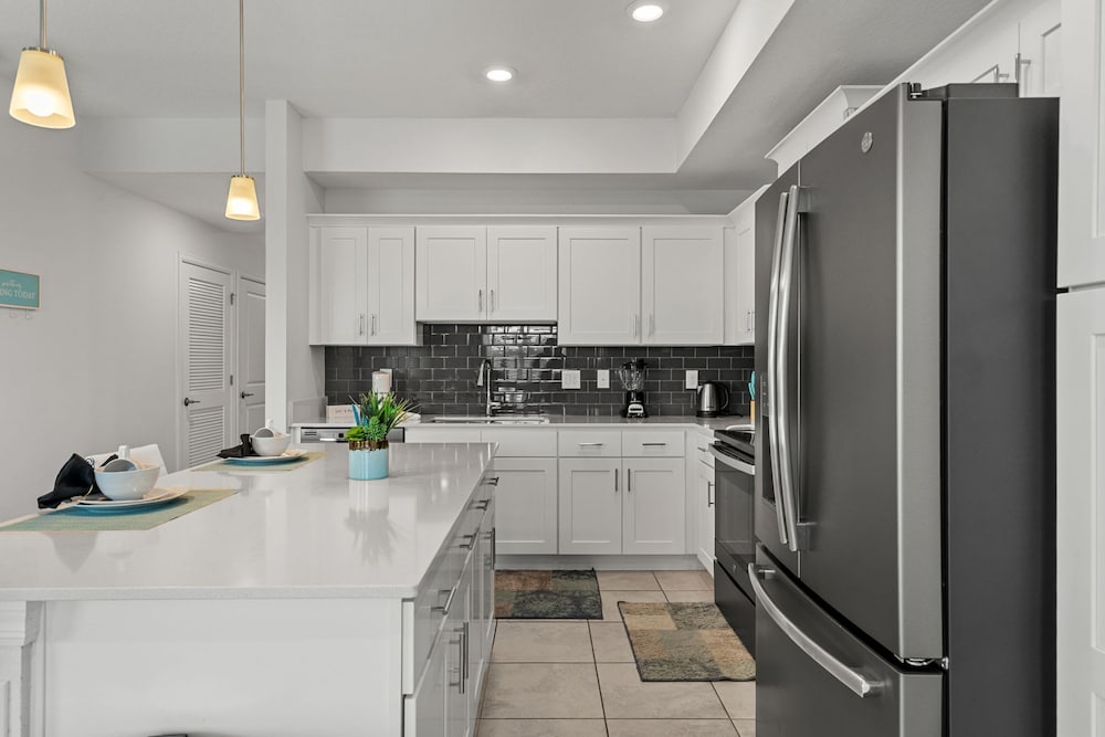 Cozy Stylish 2BR Condo Prime Storey Lake Spot