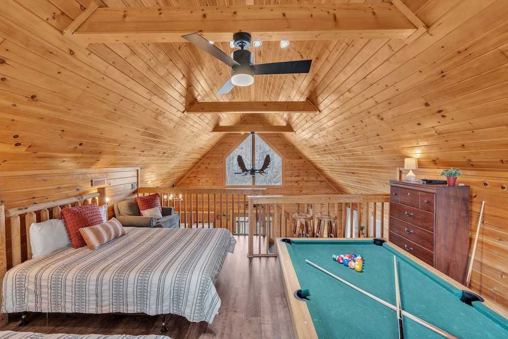Moosehead Lodge Fantastic Cabin at Lake Douglas! view 4