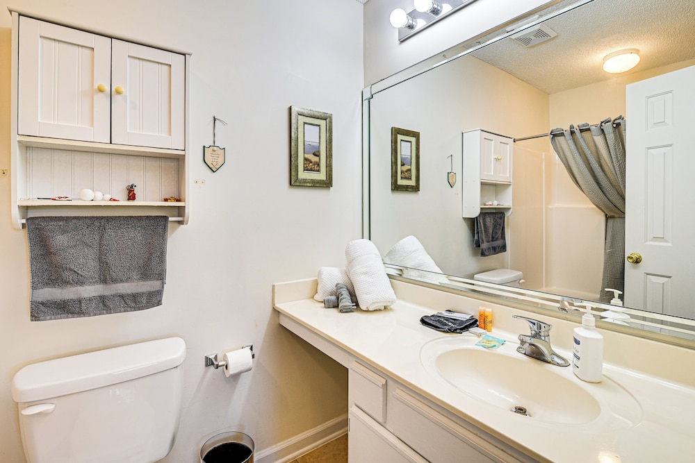 8 Mi to Boardwalk & Beach: Windsor Green Condo!