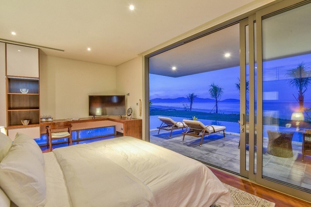 Luxury Yacht Villa
