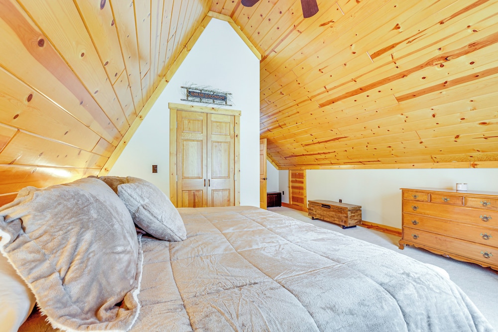 Hike, Ski & Raft: Terra Alta Cabin w/ Large Deck