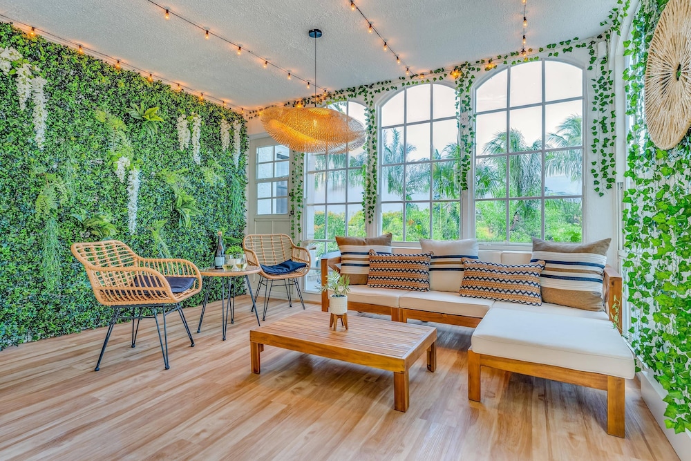 Fox Garden Home Near Downtown & Beach - Image 4