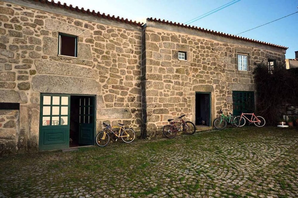 2Br Serra da Estrela Escape-cheese & Wine, Parking