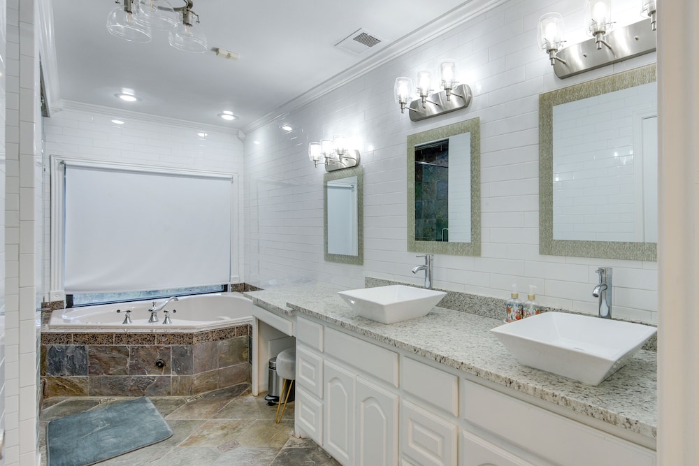 Game Room, Trails! 30-acre Lakefront Streetman Gem