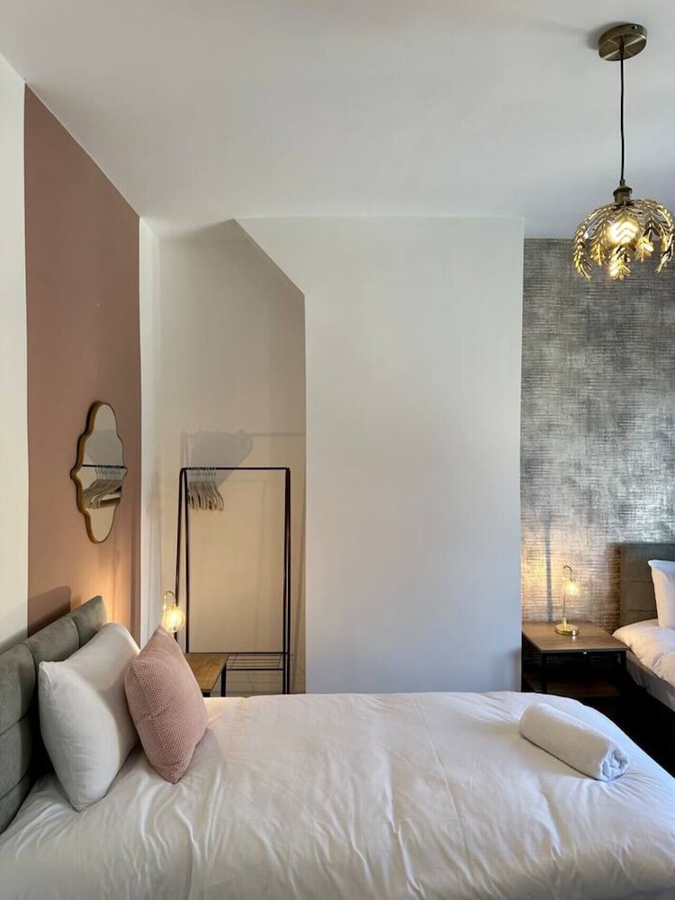 Three Bedroom Home Manchester sleeps 9 view 3