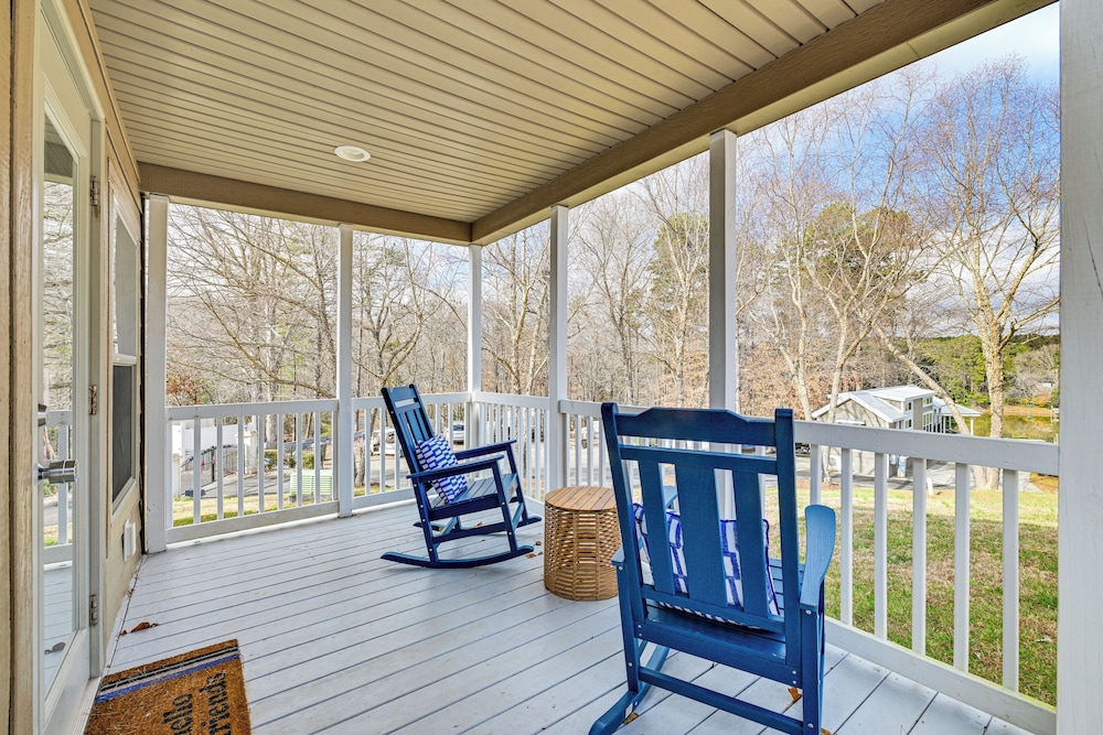 < 1 Mi to Lake Norman Marina: Home w/ Pool Access