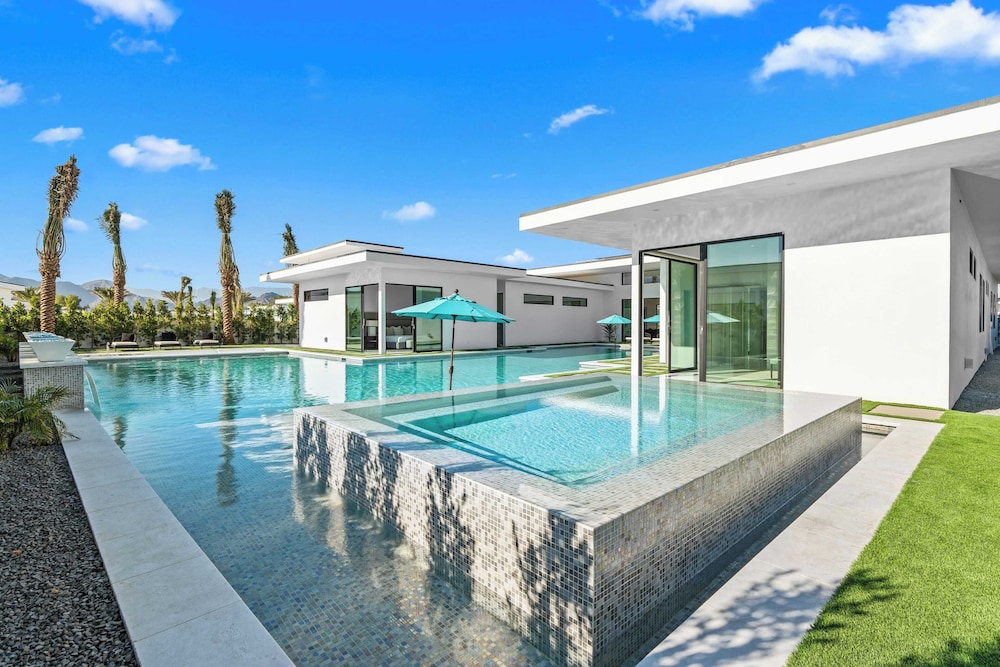 Exclusive Indio Villa Pool, Hot Tub, Putting Green Sleeps 18 Bravo #6