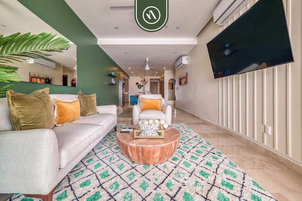 Beachfront Tropical 2 BR Condo - Pools - Gym