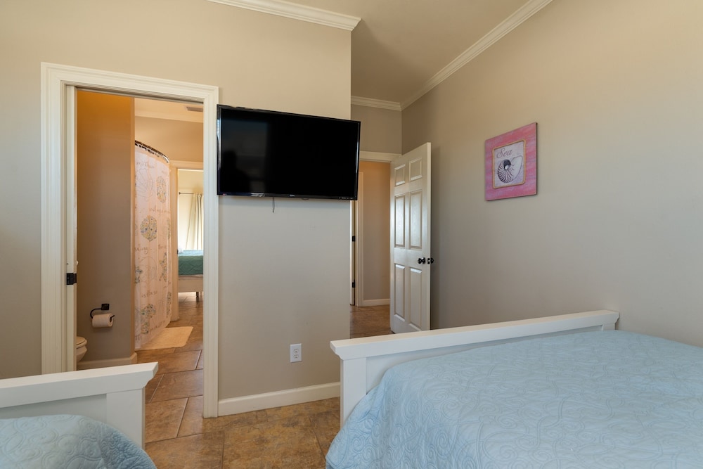 Sonny Side - Enjoy The Private And Personal Lot Space For More Family Beach Time. Unobstructed Views Of Water And Sky! 4 Bedroom Home by RedAwning