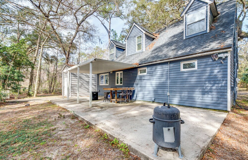 4 Mi to UF: Pet-friendly Home w/ Yard & Deck