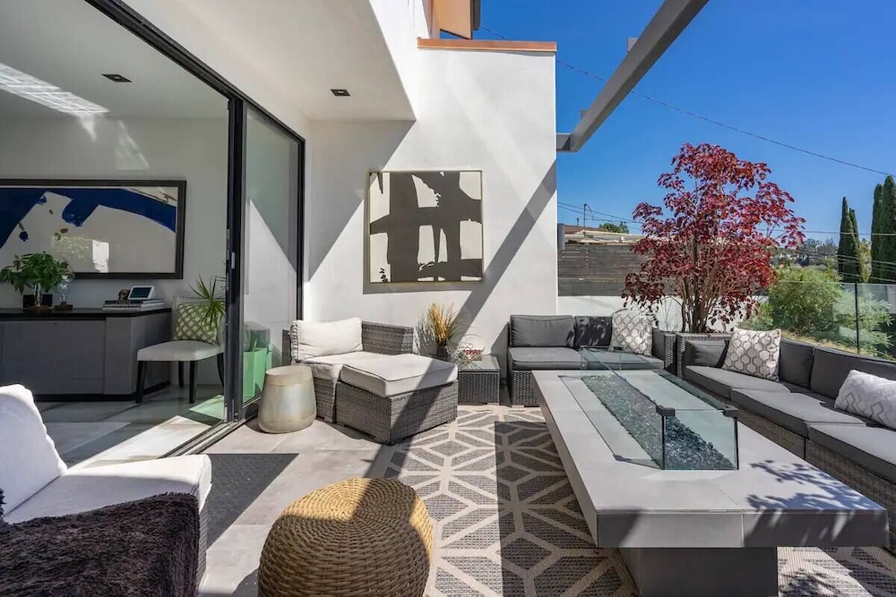 Troy Dr - Sleek & Modern Hollywood Hills Home With Stunning Views