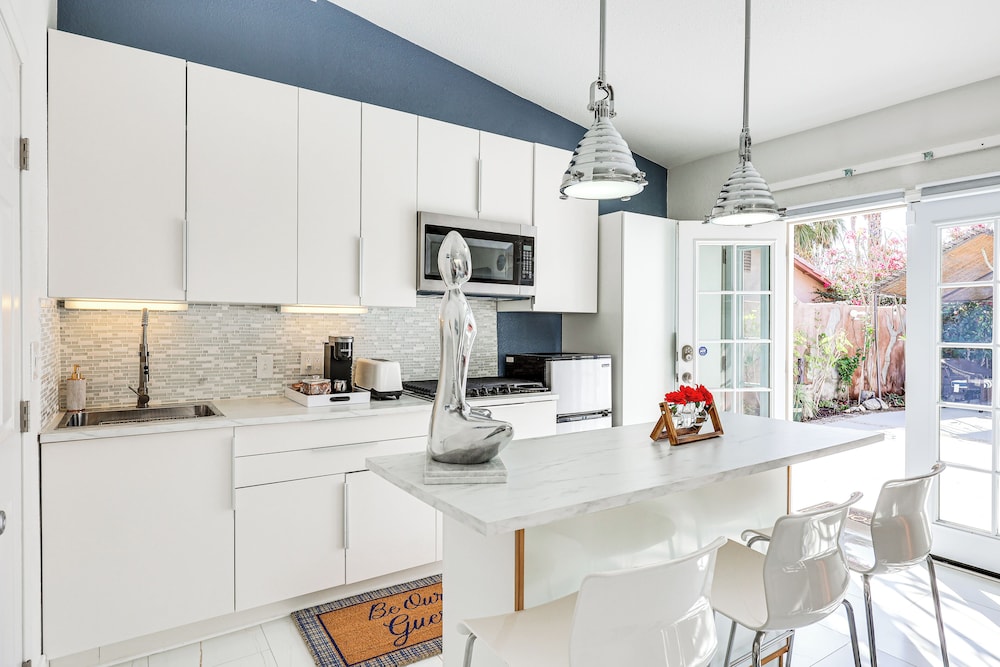 Golf, Shop & Hike: Sleek Rancho Mirage Studio