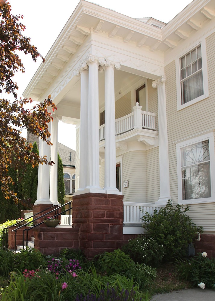 The Decker House Bed & Breakfast view 3