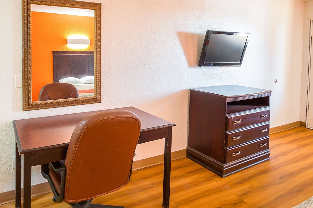 Motel 6 Red Oak, TX - Dallas - Property Image 1