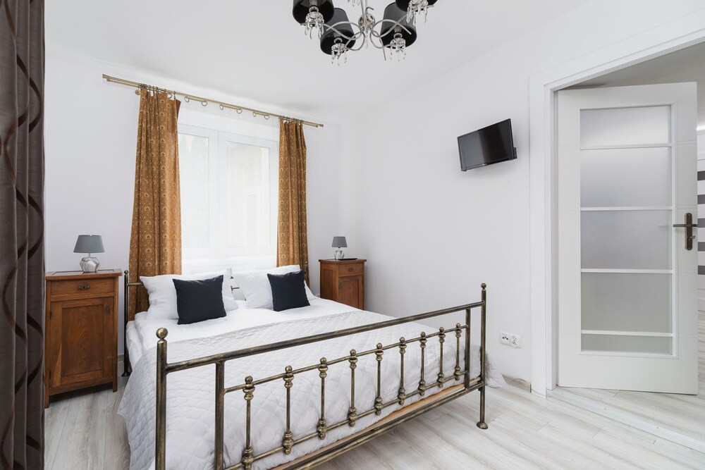 Retro Apartment Zamoyskiego by Renters view 5