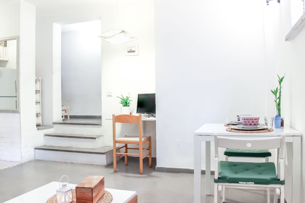 Chic Central TLV 1BR Near the Beach