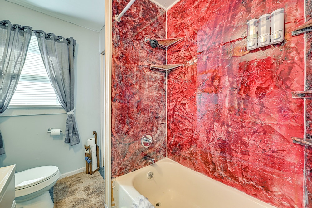 Hot Tub & Sauna: Kannapolis Bungalow