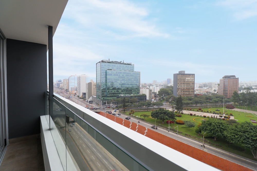 w Majestic 2BR w Modern Balcony in Miraflores