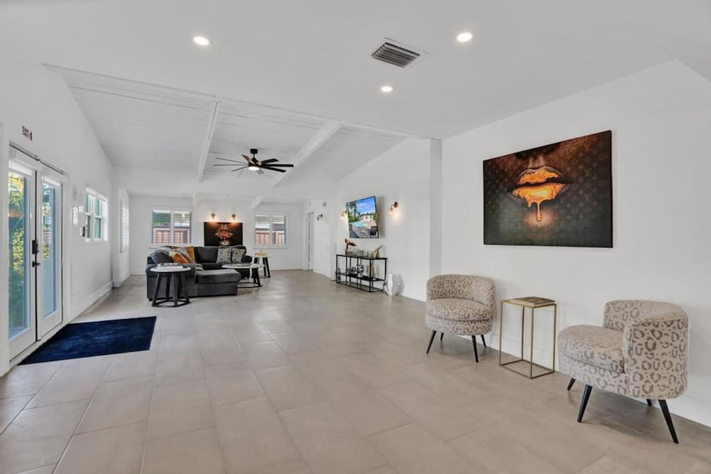 Pool House 3 Bedroom Home Victoria Park