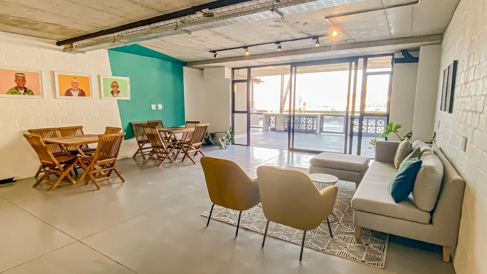 Beautiful Penthouse With Table Mountain Views Pool 40 on L view 4