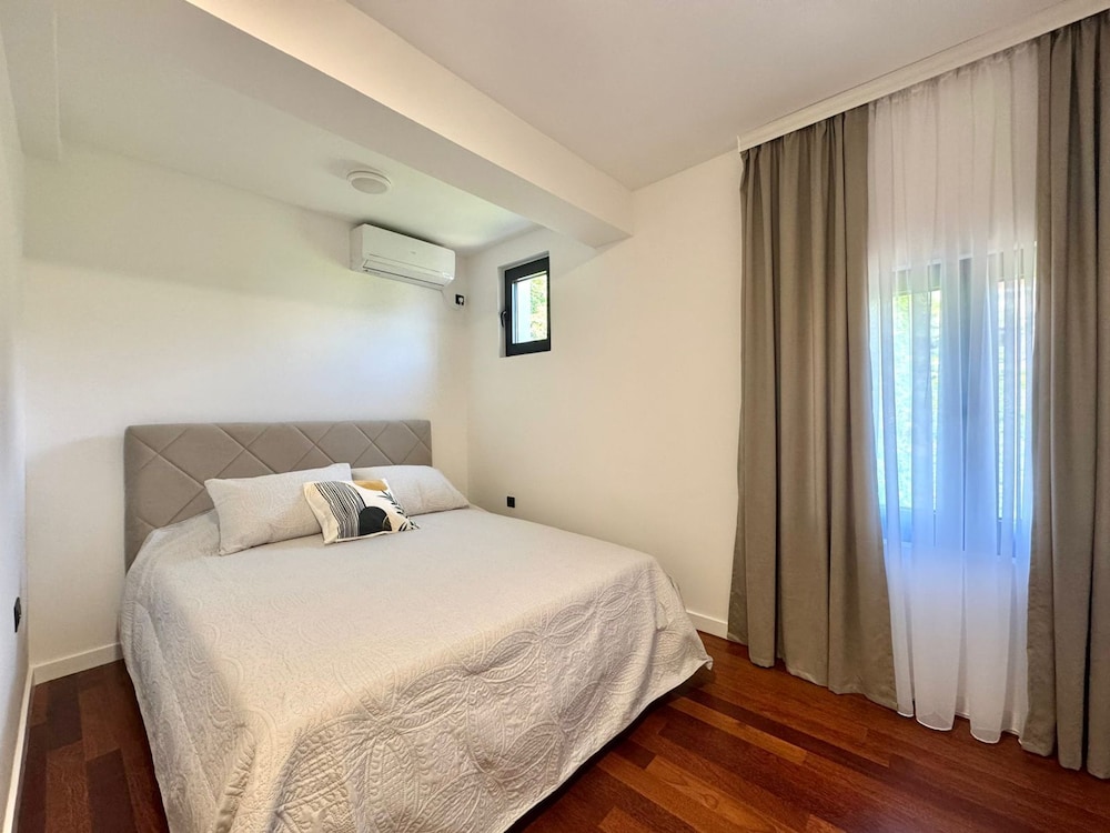 Sunny Bay Apartments