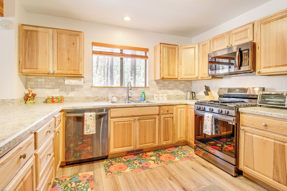Game Room + Fireplace! Family Retreat in Pinetop