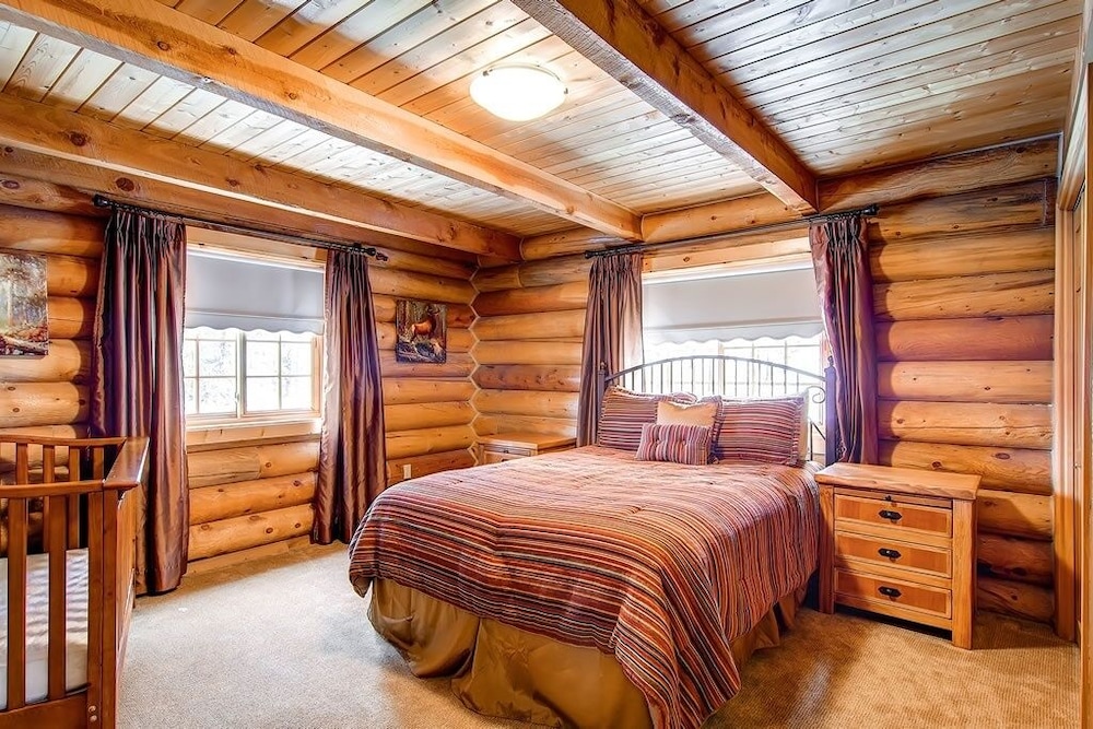 Snowshoe 4 Bedroom Home by RedAwning