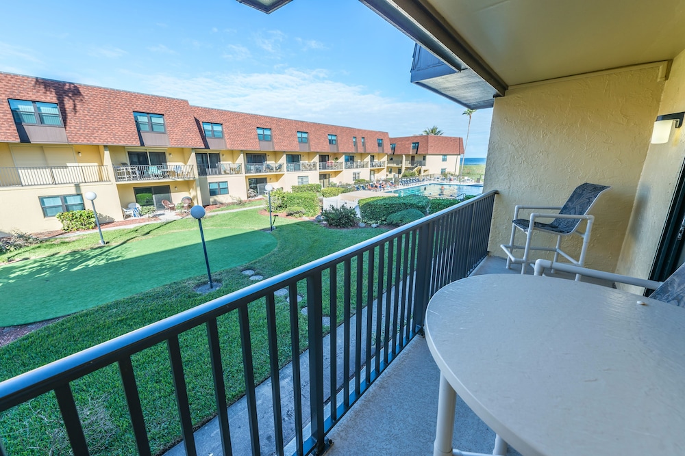 Cocoa Beach Club by Happy Palm Stays