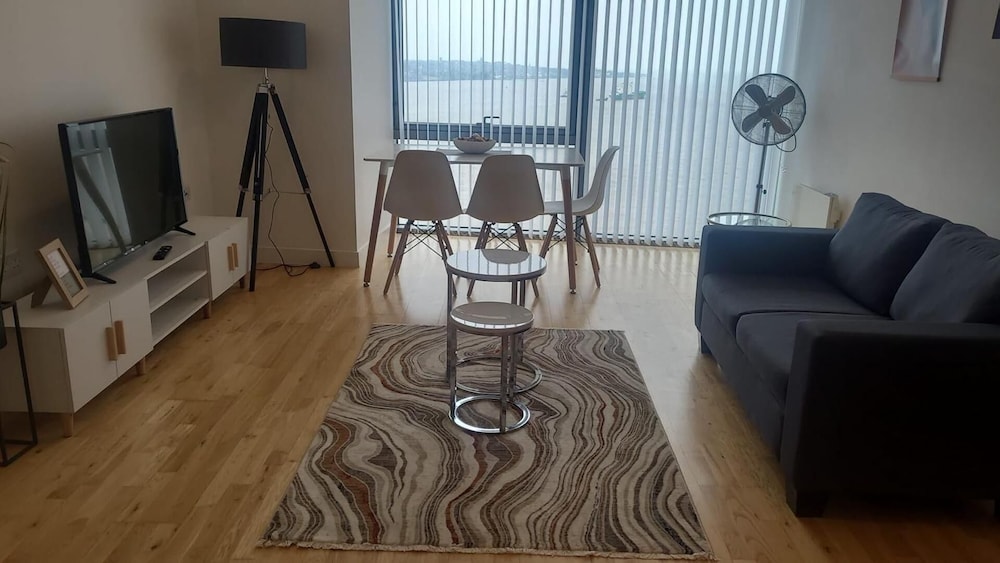Apartmentsleeps5-city-tv-wifi-seaview