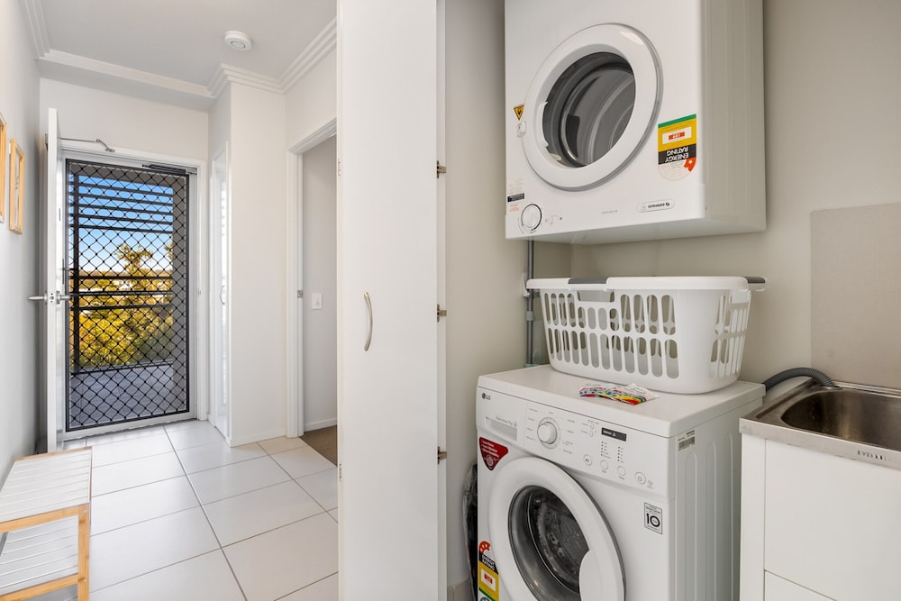 Birtinya 1-bed With Canal Views and Pool