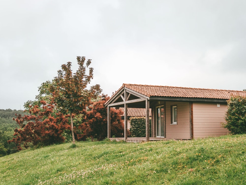Chalet With Dishwasher on a Hill