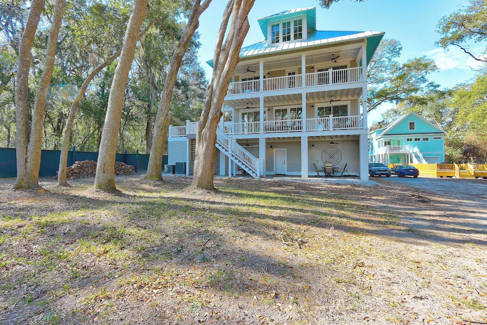 Beachside Boardwalk & Views Pool + Hot Tub 202 on the Sound