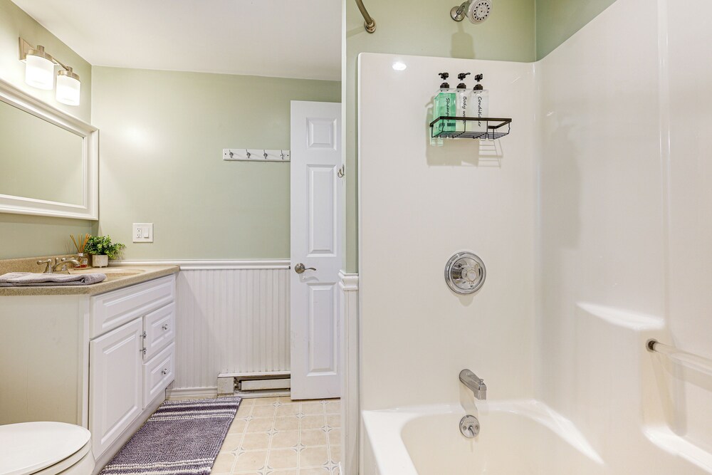3 Mi to Mashpee Commons: Family Home w/ Fireplace