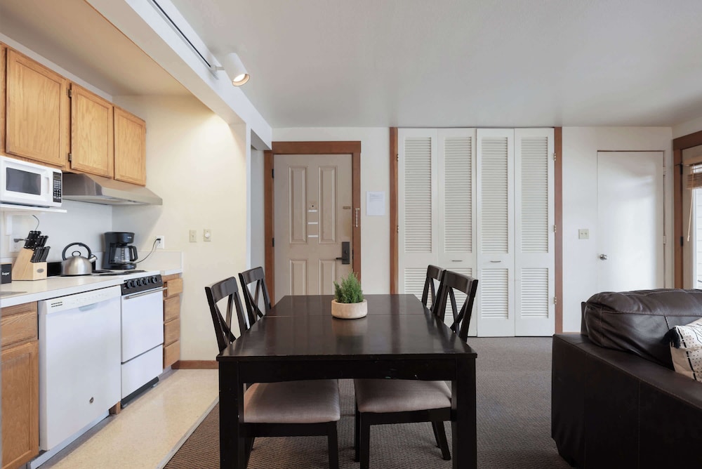 Cozy Cascade Retreat - For 4!