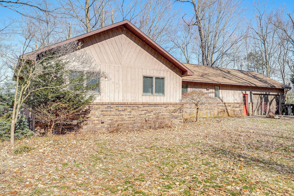 Lake View & Deck: Group Getaway in Whitehall!