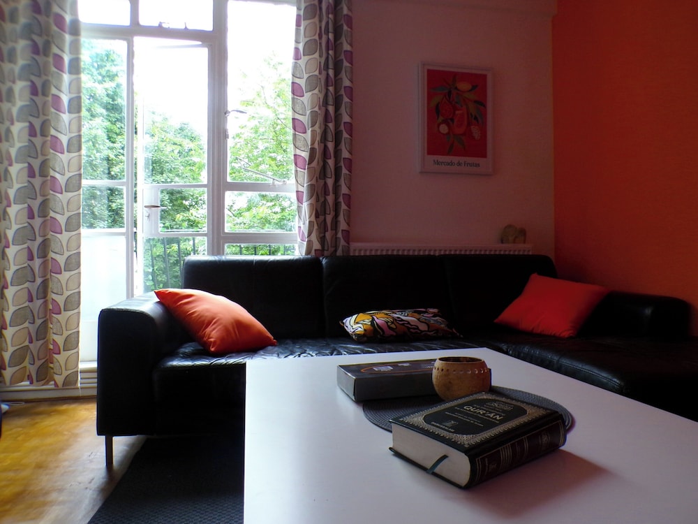 Apartmentsleeps7-paddington-balcony-bbq-ac