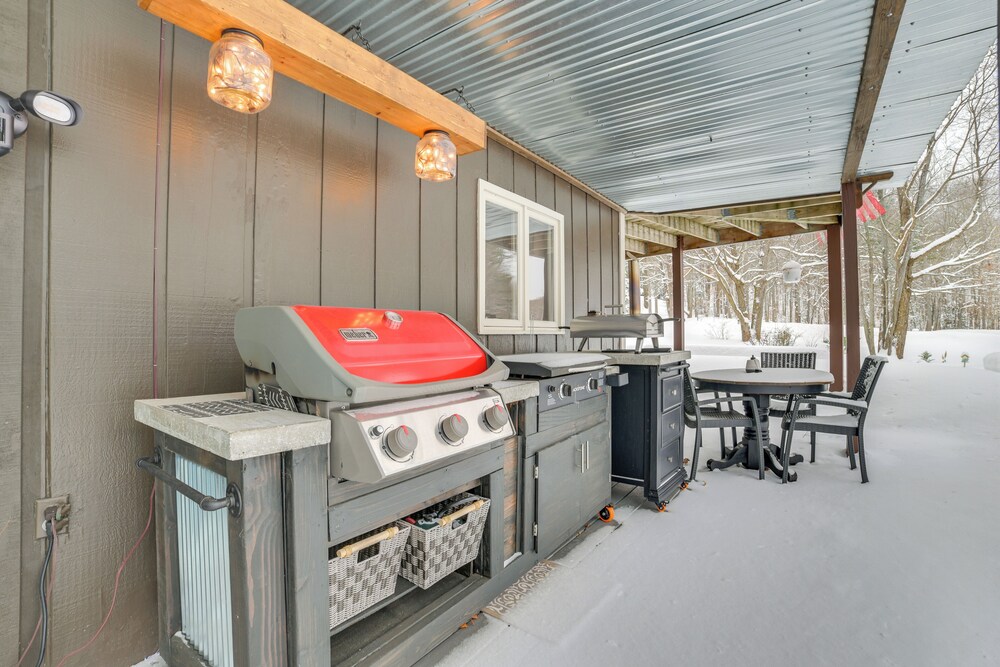 Private Hot Tub & Deck: Gaylord Family Home!