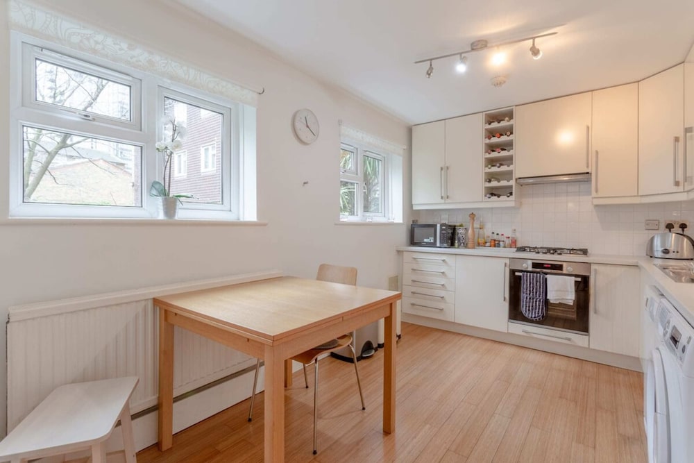 Well Located 2 Bedroom 1 Bath in Elephant & Castle
