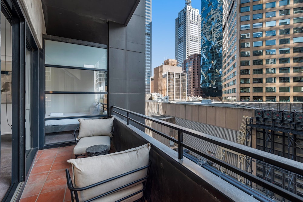 Chic Inner-city Stay With Balcony