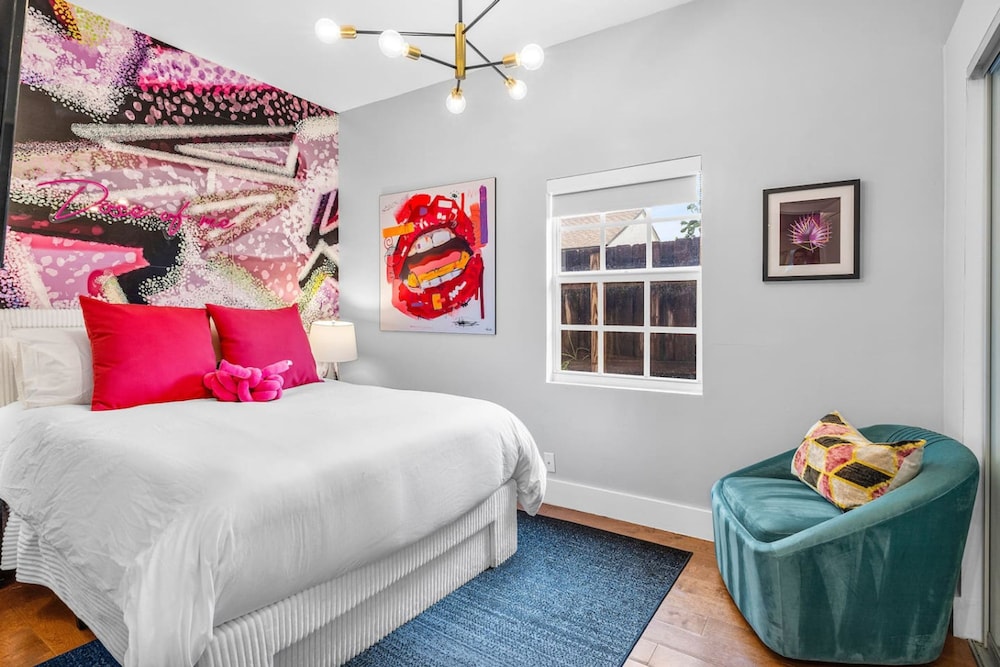 Luxe 5BR 4BA Heated Pool 10 Min to Beach BBQ