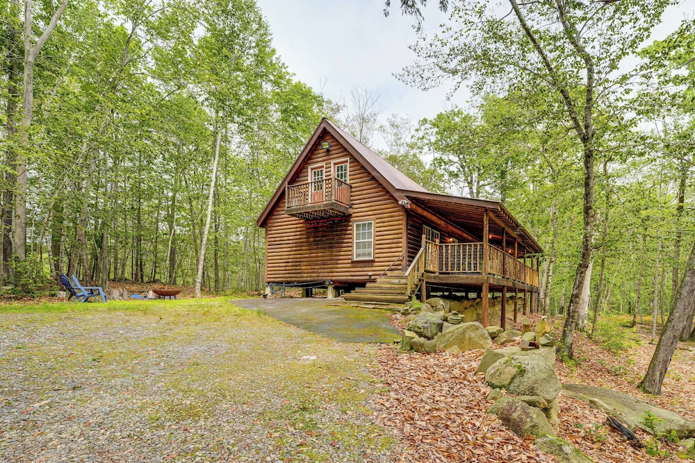 2 Mi to Marina & Beach: Frye Island Retreat!