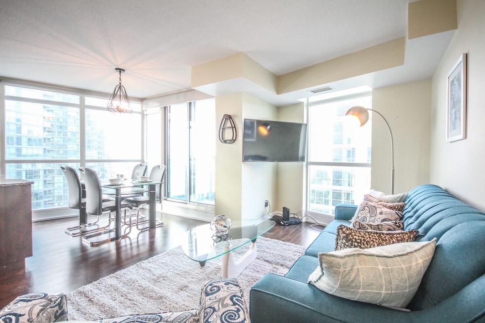 Sarkar Suites - Fort York Blvd - Image 1