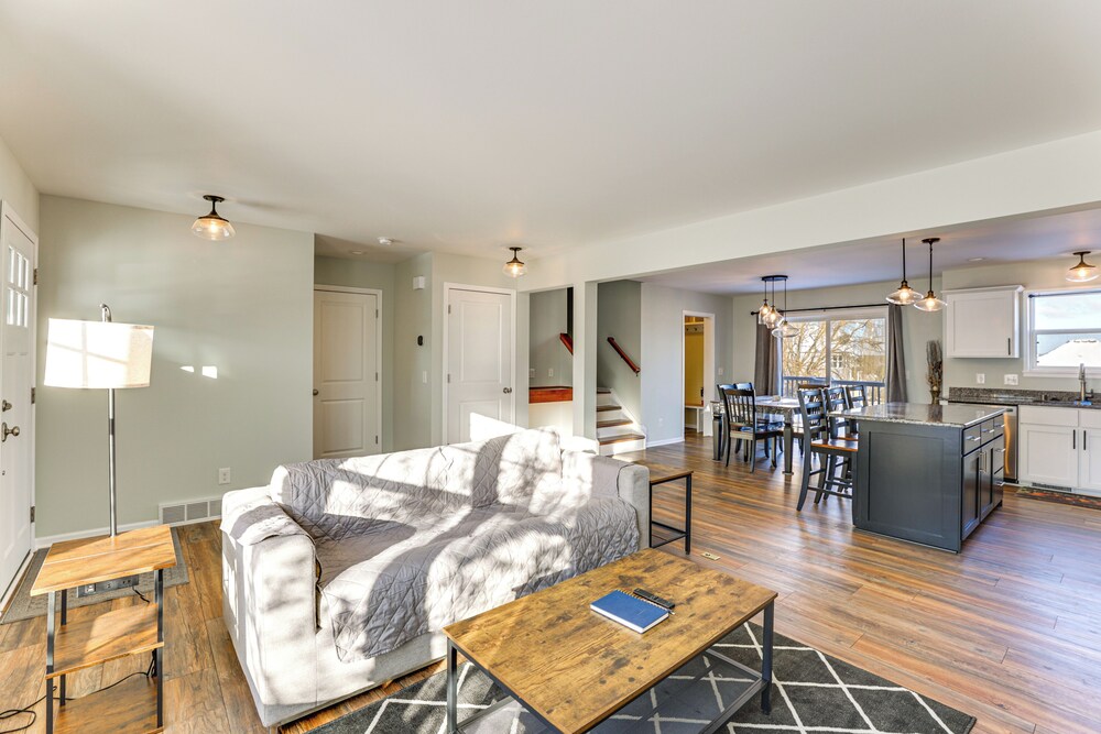 10 Mi to Dtwn Madison: Home w/ Large Yard!