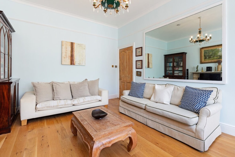 Gorgeous 1 Bedroom in Earl's Court With Vintage Furniture