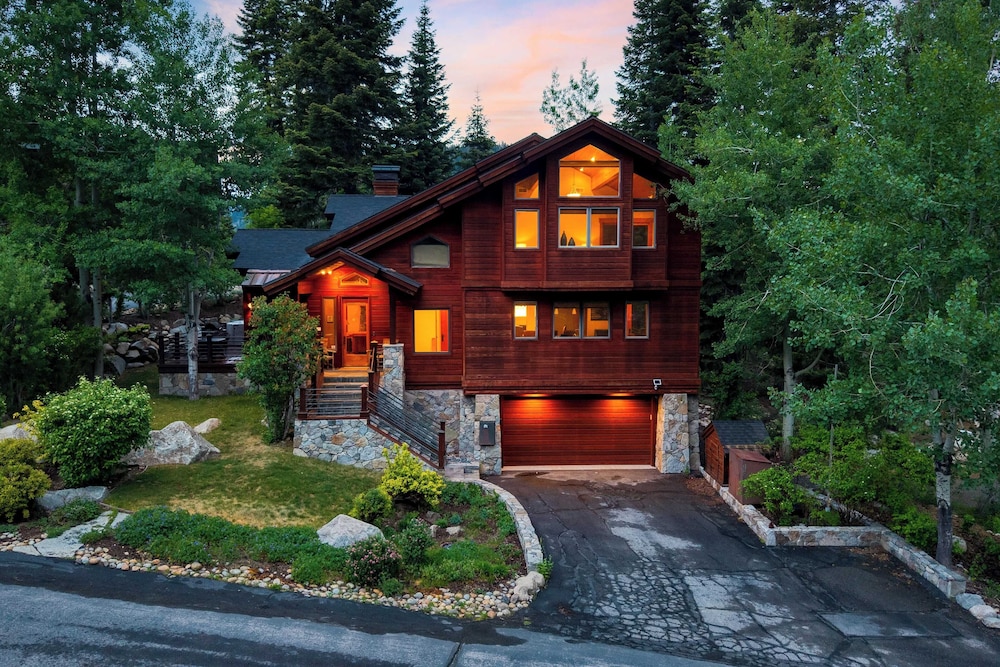 Cedars at Palisades by Avantstay Hot Tub, Resort Access, and Mountain Views