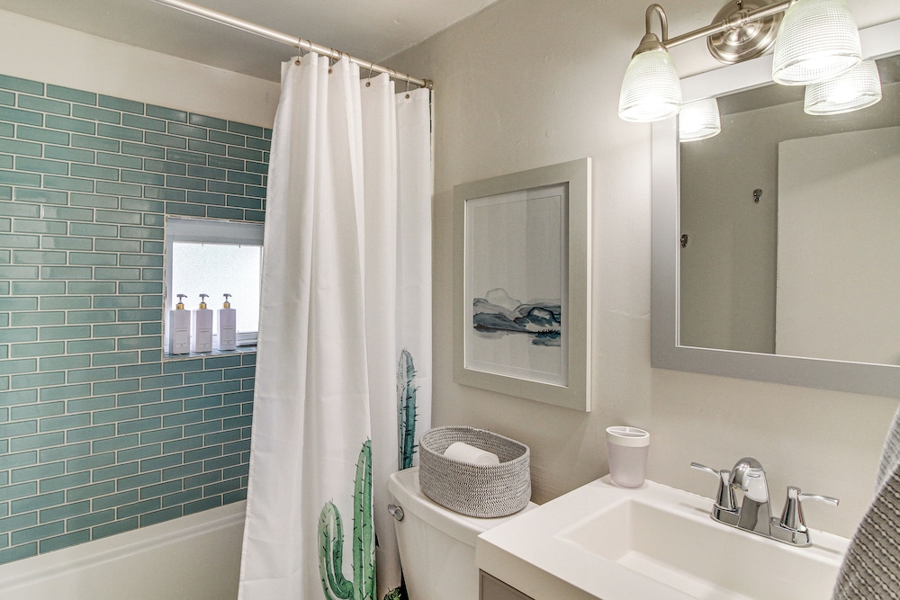 3 Mi to Old Town, Fenced Yard: ABQ Abode!