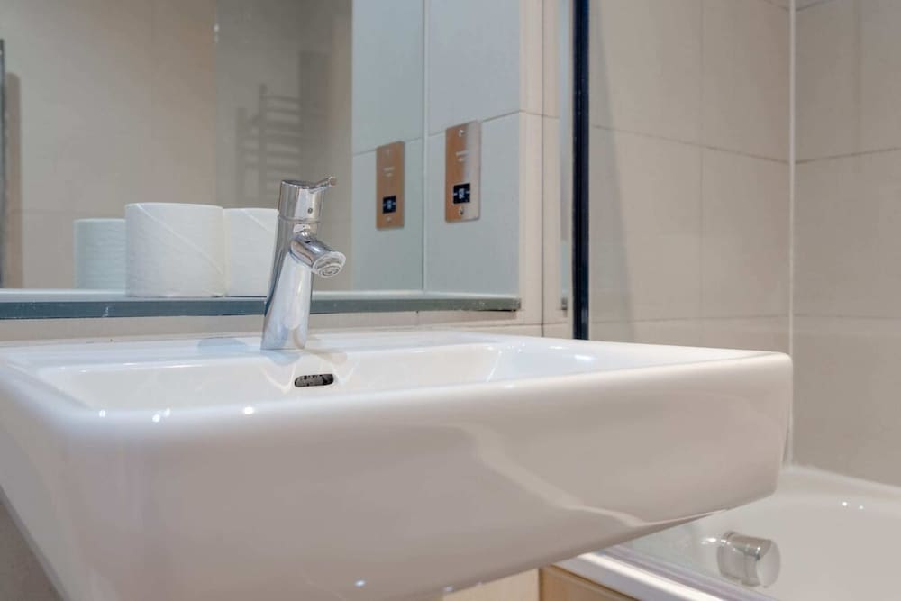 A Spacious 2 Bedroom Apartment In Aldgate East
