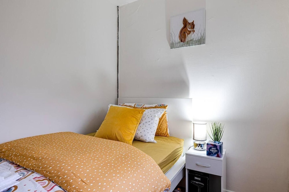 Lovely 2 Bedroom Apartment With Fireplace view 4